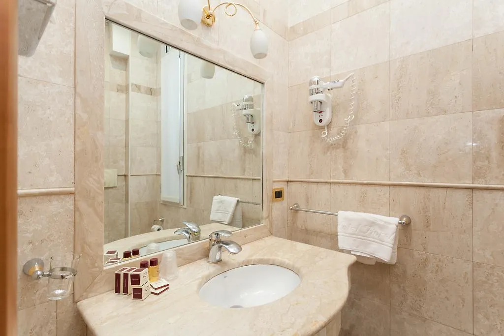 Hotel Fiorella Milano 3*, Milan