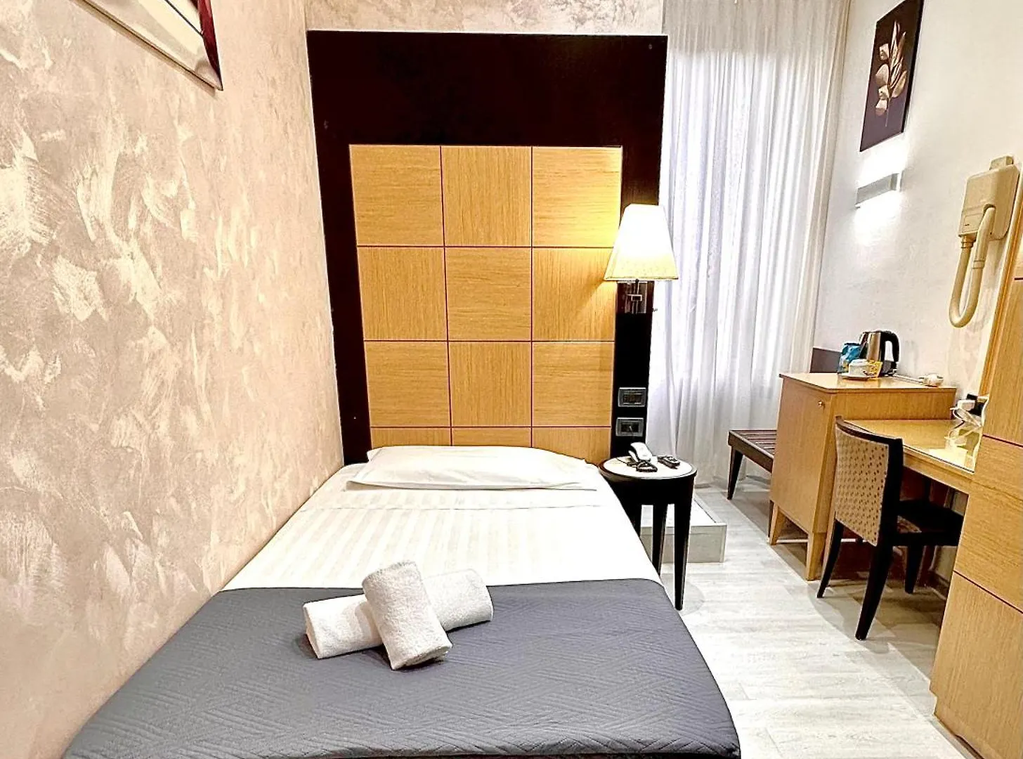 Hotel Fiorella Milano 3*, Milan